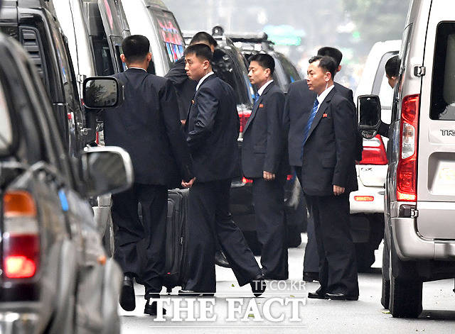 제2차 북미정상회담 첫날인 27일 정상회담이 예정된 메트로폴 하노이 호텔에 북한 경호원이 도착하고 있다. / 하노이(베트남)=임세준 기자
