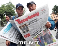 [TF포토] 베트남 신문에 실린 트럼프와 김정은