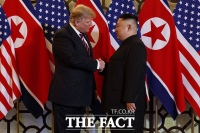 [TF포토] 트럼프-김정은, '전세계가 주목하는 평화의 악수'