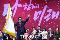 [TF사진관] 황교안, '자유한국당 대표에 우뚝'