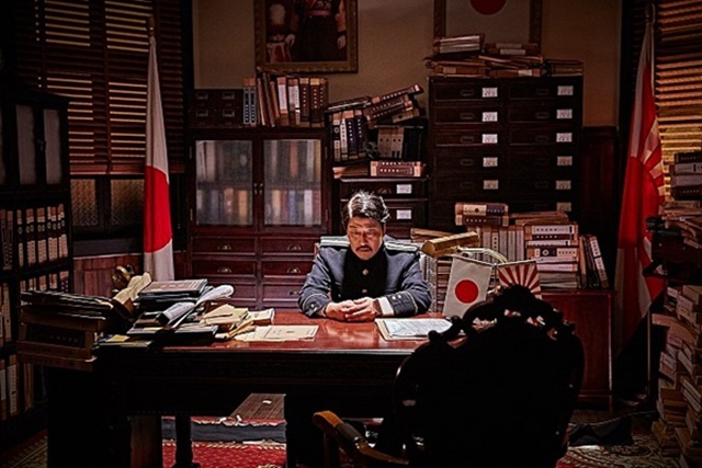 영화 밀정 속 송강호는 일제강점기 시대 조선인 출신 일본 경찰로, 신분을 속이고 독립투사단의 뒤를 캐야한다는 명령으로 잠입한다. /영화 밀정 스틸