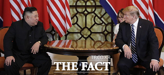 김정은 북한 국무위원장(왼쪽)과 도널드 트럼프 미국 대통령 28일 오전(현지시간) 베트남 하노이 메트로폴 호텔에서 단독정상회담을 하고 있다. /하노이(베트남)=AP/뉴시스