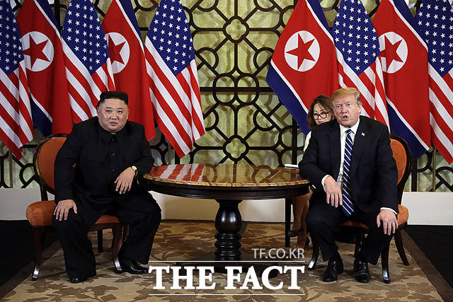 김정은 북한 국무위원장(왼쪽)과 도널드 트럼프 미국 대통령 28일 오전(현지시간) 베트남 하노이 메트로폴 호텔에서 단독정상회담을 하고 있다. /하노이(베트남)=AP.뉴시스