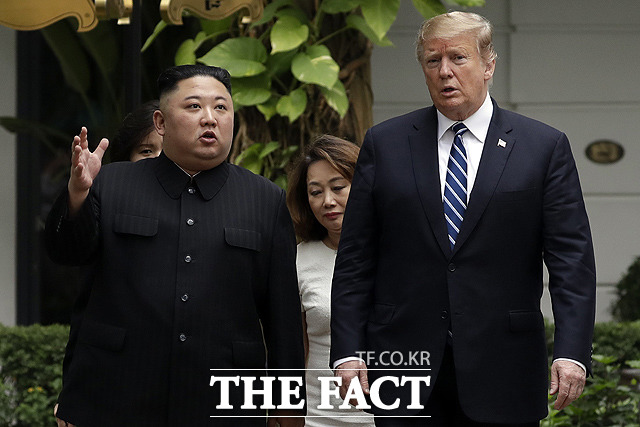 김정은 북한 국무위원장(왼쪽)과 도널드 트럼프 미국 대통령이 28일 오전(현지시간) 단독회담을 마친 뒤 호텔 중앙정원에서 산책환담을 나누고 있다. /하노이(베트남)=AP.뉴시스