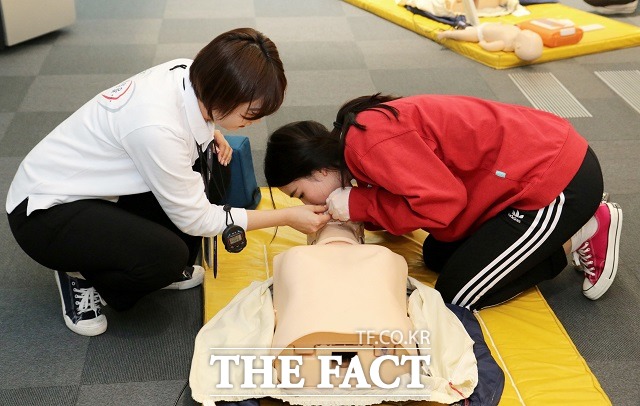 에어부산이 27일 지역 대학생 10여 명을 대상으로 에어부산 본사에서 심폐소생술 교육을 시행했다고 28일 밝혔다. /에어부산 제공