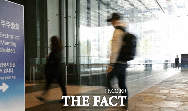 이달 열릴 롯데케미칼 주주총회에서는 신동빈 롯데 회장의 롯데케미칼 대표이사직 연임을 두고 국정농단 혐의로 기업 가치를 훼손하고 여러 계열사를 겸직하고 있는 총수의 대표이사 연임을 반대하는 입장과 롯데케미칼의 신사업 투자 등을 위해 총수의 역할론을 중시한 찬성하는 입장이 대립할 전망이다. /더팩트DB