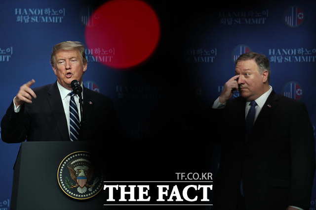 도널드 트럼프 미국 대통령이 폼페이오 국무장관(오른쪽)과 함께 제2차 북미정상회담 결과에 관해 브리핑하고 있다. /하노이(베트남)=임세준 기자