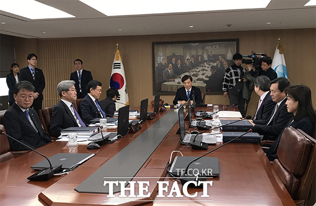 한국은행 금융통화위원회는 현재 국내 경제가 잠재 성장률 수준에서 벗어나지 않는 성장세를 유지하고 물가 상승압력이 높지 않아 금리 동결을 결정했다고 밝혔다. 사진은 28일 이주열 한국은행 총재와 금융통화위원회 위원들이 회의를 준비하는 모습. /중구=이지선 기자