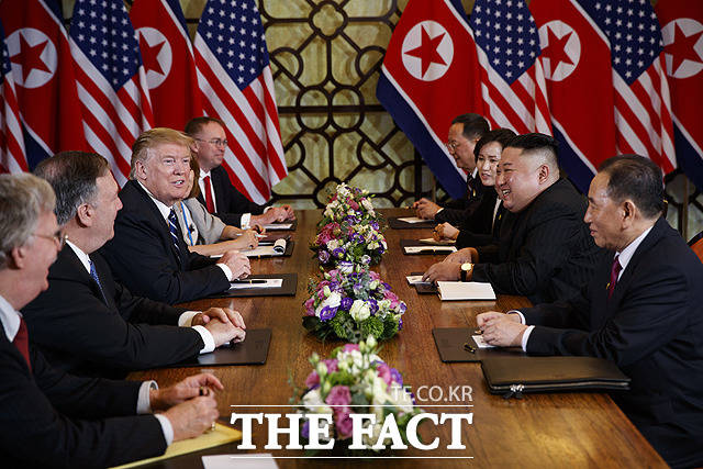 트럼프 대통령과 김 위원장은 테이블에 마주 앉아 확대정상회담을 했지만 거리를 좁히지 못해 합의에 이르지 못했다. 지난달 28일 트럼프 대통령과 김 위원장 등이 확대정상회담을 하며 웃고 있다. /하노이(베트남)=AP.뉴시스