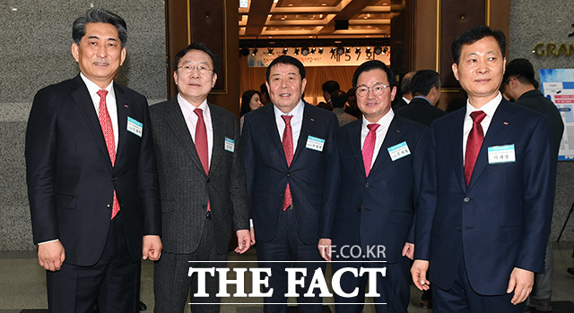 중소기업중앙회 회장에 출마한 이재한 한용산업 대표, 김기문 제이에스티나 회장, 원재희 프럼파스트 대표, 주대철 세진텔레시스 대표, 이재광 광명전기 대표(왼쪽부터)가 28일 오전 서울 여의도 중소기업중앙회에서 열린 정기총회에 참석해 회원들을 맞이하고 있다./임영무 기자