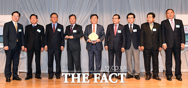 박성택 중소기업중앙회장(가운데)이 28일 오전 서울 여의도 중소기업중앙회에서 열린 제 57회 정기총회에서 회원들로부터 감사패를 받은뒤 기념 사진을 찍고 있다./임영무 기자