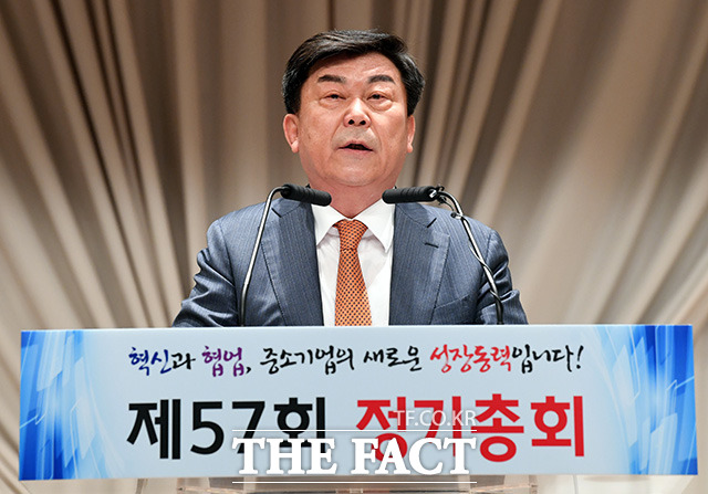 박성택 중소기업중앙회장이 28일 오전 서울 여의도 중소기업중앙회에서 열린 제 57회 정기총회에서 퇴임 인사를 하고 있다./임영무 기자