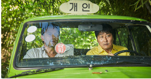 송강호 주연 영화 택시운전사는 광주민주화운동 당시 있었던 실화를 바탕으로 만들어졌다. 류준열, 유해진 등이 출연한다. /영화 택시운전사 스틸