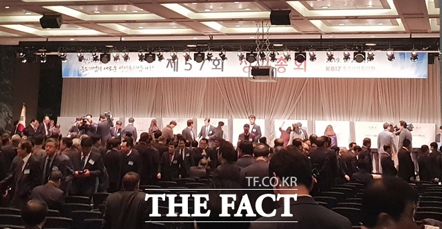 28일 여의도 중기중앙회 그랜드홀에서 26대 중소기업중앙회장 선거 1차 투표를 진행하는 모습이다. /정소양 기자