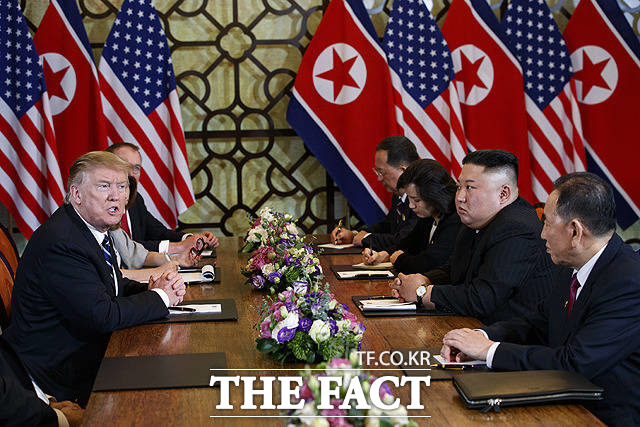 도널드 트럼프 미국 대통령과 김정은 북한 국무위원장은 지난달 28일 베트남 하노리 메트로폴 호텔에서 확대정상회담을 했지만 끝내 합의에 이르지 못했다. /하노이(베트남)=AP.뉴시스