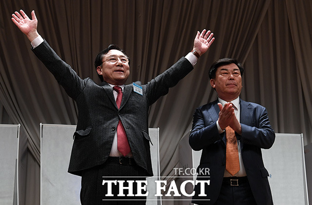 제26대 중소기업중앙회장 선거가 28일 오후 서울 여의도 중소기업중앙회에서 열린 가운데 신임 회장으로 선출된 김기문 후보가 손을 들어 환호에 답하고 있다. 그 옆에는 박성택 전임 회장이 박수를 보내고 있다. /임영무 기자