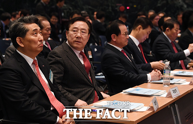 중소기업중앙회 회장에 출마한 이재한 한용산업 대표, 김기문 제이에스티나 회장, 주대철 세진텔레시스 대표, 이재광 광명전기 대표, 원재희 프럼파스트 대표(왼쪽부터)가 28일 오전 서울 여의도 중소기업중앙회에서 열린 정기총회에 참석해 투표를 기다리고 있다. /여의도=임영무 기자