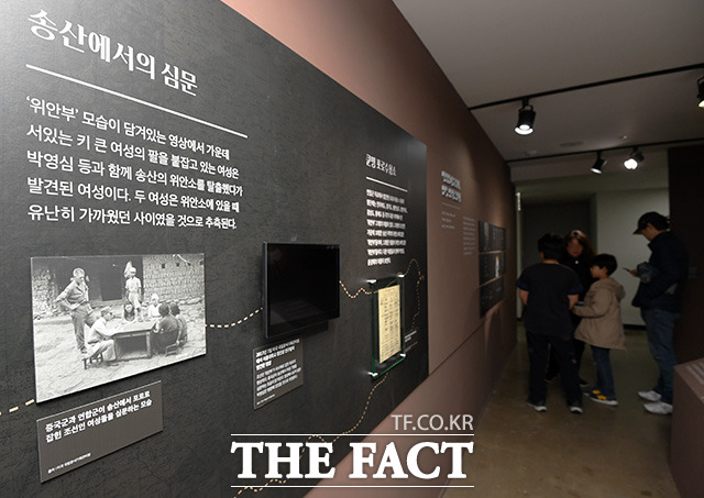 3.1운동 100주년 기념 기록 기억 : 일본군 위안부 이야기, 다 듣지 못한 말들 전시회가 개관한 28일 오후 서울 종로구 도시건축센터에서 시민들이 전시관을 둘러보고 있다. /남용희 기자