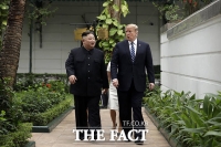 [TF포토] 차분한 표정으로 산책하는 김정은과 트럼프
