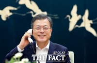  文대통령 '가까운 시일에 직접 만나자' 트럼프 '적극 중재 역할해달라'