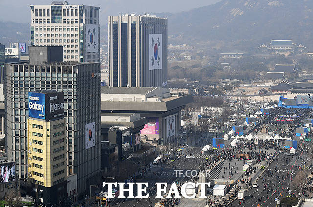 3.1절을 100주년 맞은 1일 오후 서울 세종사거리 일대에서 각종 행사가 진행되고 있다. / 배정한 기자