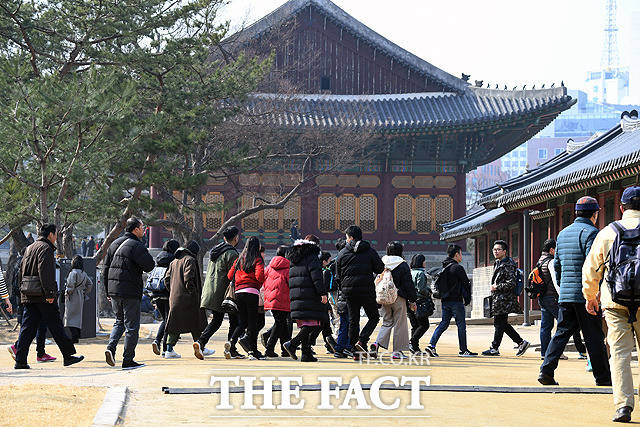 3.1절을 100주년 맞은 1일 서울 중구 덕수궁이 무료로 개방돼 시민들이 휴일을 즐기고 있다. / 배정한 기자