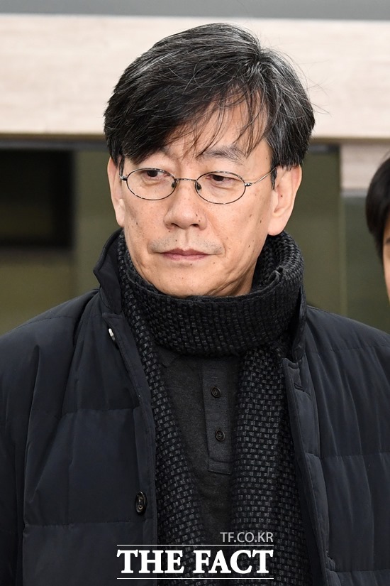 손석희 JTBC 대표이사 사장(사진)을 폭행치상 혐의 등으로 고소한 프리랜서 기자 김웅 씨가 1일 오전 서울 마포경찰서에 출석해 조사를 받고 있다. 손석희 사장이 지난달 17일 새벽 서울 마포경찰서에서 고소인 신분으로 조사를 마친 뒤 경찰서를 나서고 있다. /남용희 기자