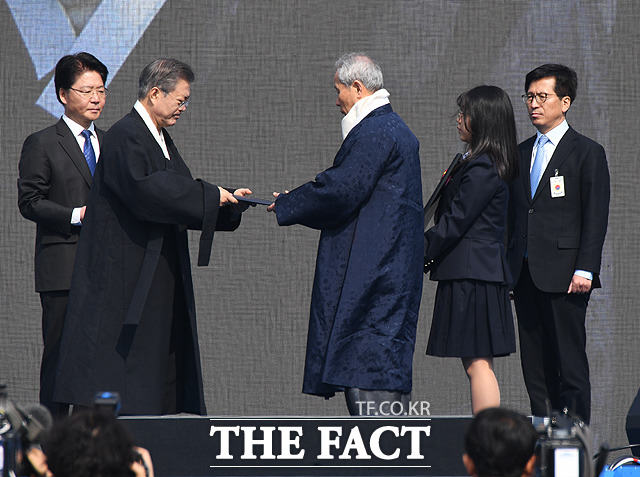 유관순 열사의 조카 유장부 씨에게 건국헌장을 전달하는 문재인 대통령(왼쪽 두번째)