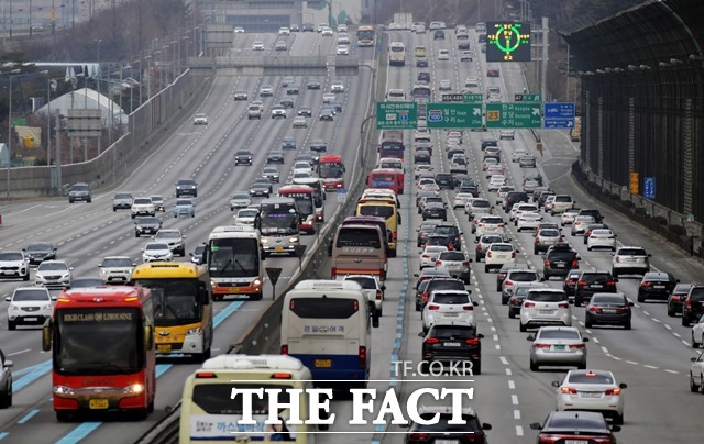 1일 한국도로공사에 따르면 이날 서울에서 지방으로 향하는 하행선 정체는 오전 11시~낮 12시 절정을 이루다 오후 8~9시쯤 해소될 전망이다. /이선화 기자