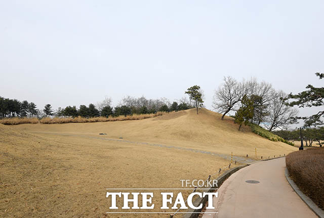 서울 낮 최고 기온이 15도로 많이 올랐지만, 미세먼지로 인해 한산한 올림픽공원