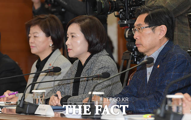 진선미 여성가족부 장관과 유은혜 사회부총리, 박상기 법무부 장관(왼쪽부터)