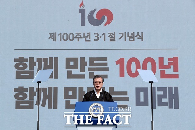 베트남 하노이에서 열린 2차 북미정상회담이 아무런 성과를 못내고 끝난 가운데 문재인 대통령이 일 서울 광화문광장에서 열린 제100주년 3.1절 기념식에서 우리 역할의 중요성을 강조하고 있다. /청와대 제공