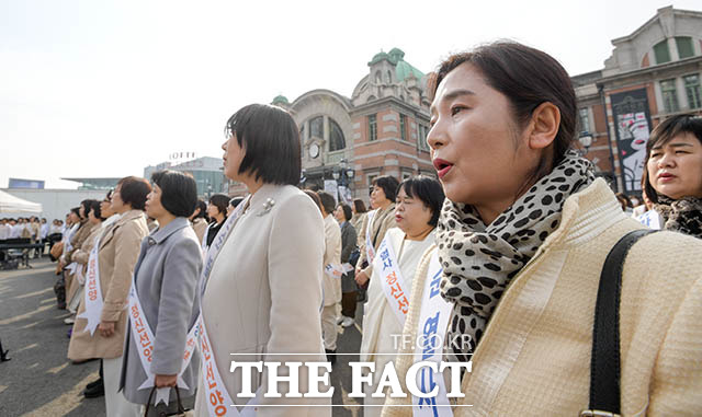 애국가를 제창하는 일본인 여성들