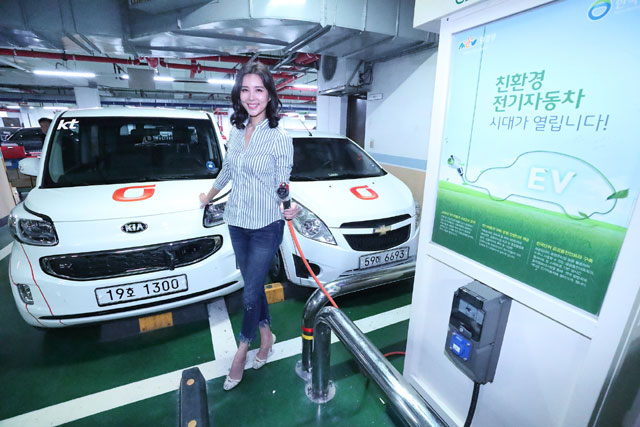 국내 자동차업계도 친환경차 모델을 확대할 것으로 알려졌다. 사진은 전기차 충전 중인 모습. /더팩트 DB
