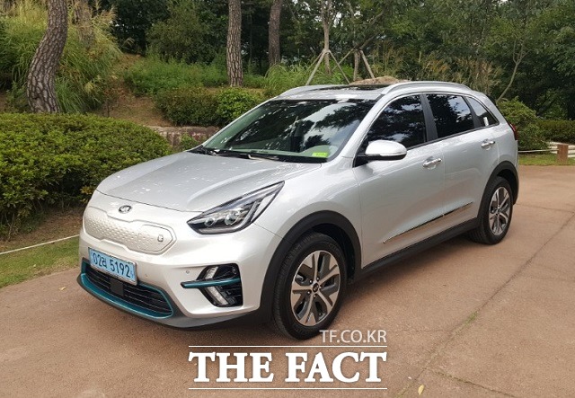 지난해 국내 친환경차가 12만 대를 넘어섰다. 친환경차의 판매가 늘자 현재자동차도 다양한 친환경차를 생산할 것이라고 알려졌다. 사진은 기아자동차 니로의 전기차 버전 니로EV. /서재근 기자