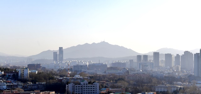 미세먼지는 전국 대부분 나쁨 수준. 중부지방은 구름이 많고, 남부지방은 대체로 흐리고 제주도는 오후부터 내일 오전까지 비가오겠다. /이덕인 기자