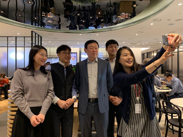 신동빈 롯데그룹 회장이 4일 서울 잠실 롯데월드타워에 있는 구내식당에서 임직원들과 사진을 찍고 있다. /롯데그룹 제공