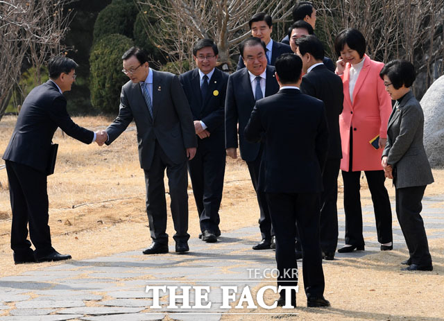 뒤이어 도착한 이해찬 대표와 문희상 국회의장