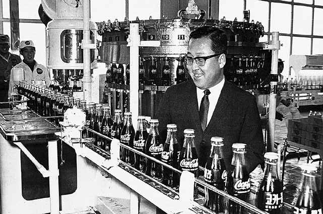 박용곤 두산그룹 명예회장이 1968년 6월 한양식품 독산동 공장에서국내에서 첫 생산되는 코카콜라 제품 라인을 둘러보고 있다. /두산 제공