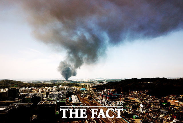 지난해 10월 7일 경기 고양시 덕양구 화전동에서 발생한 저유소 화재로 검은 연기가 도심을 뒤덮고 있다.