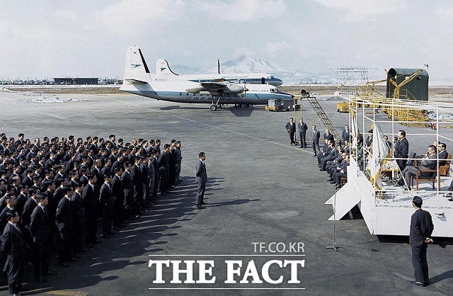 대한항공이 서울 공항동 본사에서 전·현직 및 협력사 임직원 1500여 명이 참석한 가운데 창립 50주년 기념식을 진행했다고 4일 밝혔다. 지난 1969년 3월 6일 김포공항에서 진행된 대한항공공사 인수식 모습 /대한항공 제공