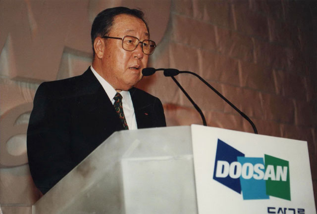 박용곤 두산그룹 명예회장이 1996년 8월 두산그룹 창업 100주년 축하 리셉션에서 인사말을 하고 있다. /두산 제공
