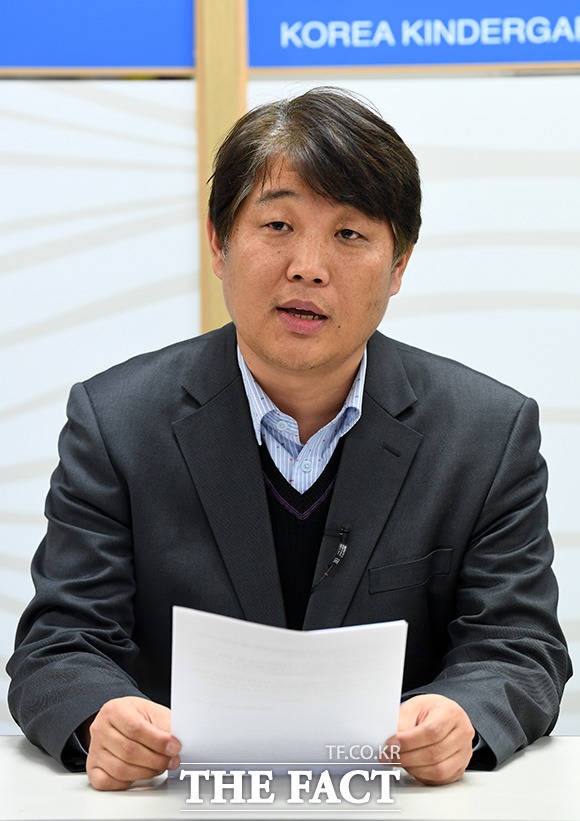 김철 한국유치원총연합회 정책홍보국장이 4일 오후 서울 용산구 한국유치원총연합회에서 이덕선 이사장을 대신해 무기한 개학 연기 방침을 철회하는 입장문을 대독하고 있다./ 남용희 기자