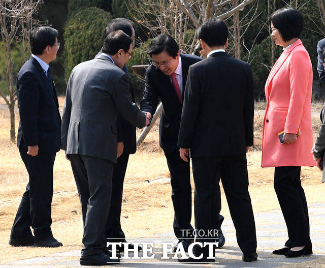 이해찬 대표와 악수 나누는 황 대표