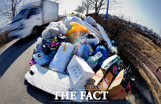 지난달 1일 경기 포천시 가산면 방축리 도로 위에 불법 투기된 쓰레기 더미가 교통을 방해하고 있다.