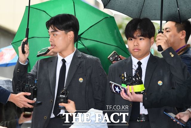 이석철(왼쪽) 이승현 형제는 지난해 10월 약 4년간 문영일 PD로부터 지속적인 폭행을 당했다고 폭로했다. /이동률 기자