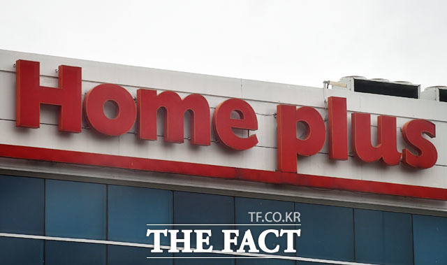 5일 오후 4시 49분께 부산광역시 부산진구 가야동 홈플러스 가야점 4층에서 불이나 고객 500여 명이 대피하는 소동이 벌어졌다고 부산소방본부 등이 밝혔다. 불은 다행히 입주 예정인 키즈카페 내부를 태우고 18분 만에 꺼졌고, 인명 피해는 없었다. /더팩트 DB