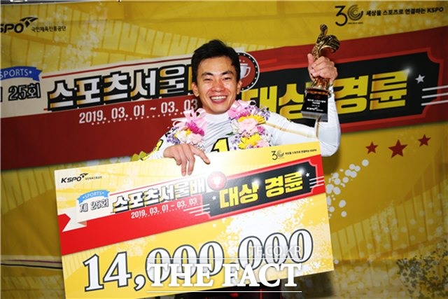 제25회 스포츠서울배 대상경륜에서 1등을 차지한 정종진이 우승트로피를 들어올리고 있다./경륜경정총괄본부 제공