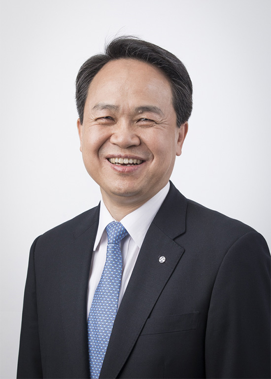 진옥동 신한은행장 내정자가 오는 26일 취임을 앞두고 있다. 국내 근무 경력이 짧았던 만큼 행장 취임 이후의 경영전략에 관심이 쏠리고 있다. /신한은행 제공