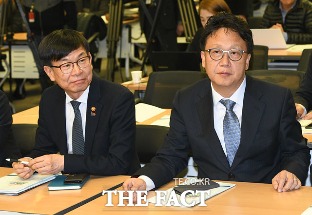 공정경제 입법방향 토론회 참석한 김상조 공정거래위원장(왼쪽)과 더불어민주당 민병두 의원